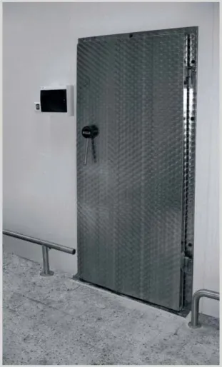 Puerta para cámara de refrigeración de una hoja instalada en área de almacenamiento industrial.