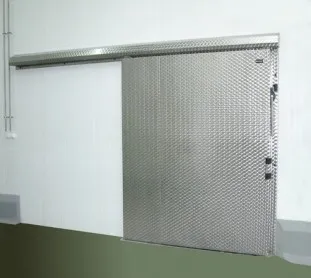 Puerta para cámara de refrigeración corrediza de una hoja ancha, ofreciendo mayor amplitud y eficiencia.