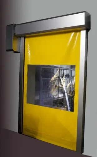Puertas rápidas enrollables en amarillo con ventana en el centro, perfectas para optimizar el flujo de trabajo en instalaciones industriales.