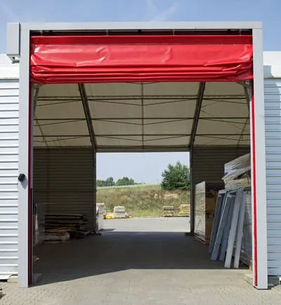 Puertas rápidas enrollables de color rojo, diseñadas para proporcionar acceso rápido y eficiente en instalaciones industriales.