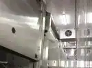 Pasillo industrial con puerta guillotina instalada en cámara de refrigeración.