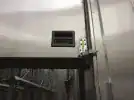 Mecanismo de contrapesos y guías de una puerta guillotina para uso frigorífico.