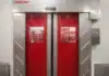 Puertas plegables cerradas en cámara de refrigeración para uso industrial.