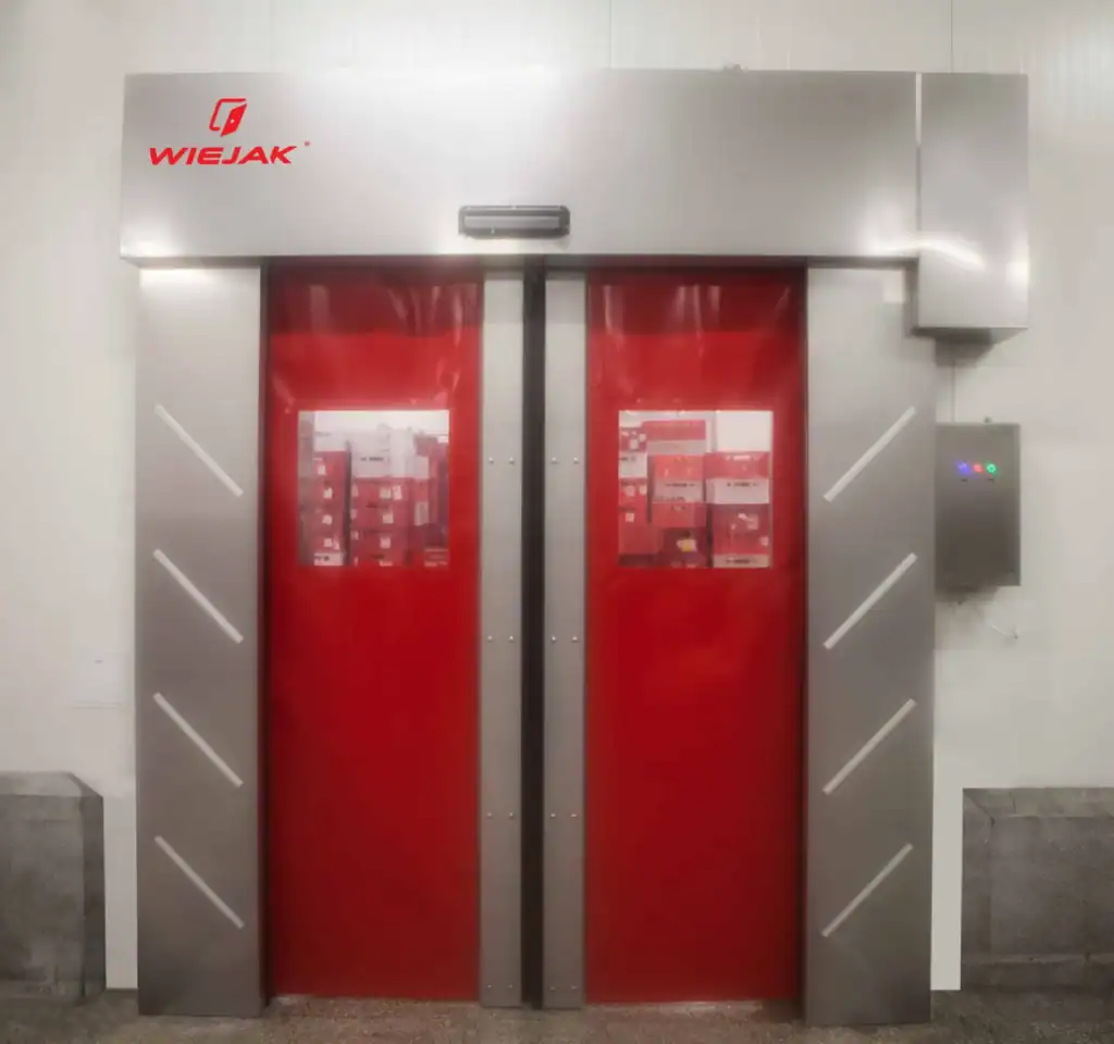 Puertas plegables cerradas en cámara de refrigeración para uso industrial.