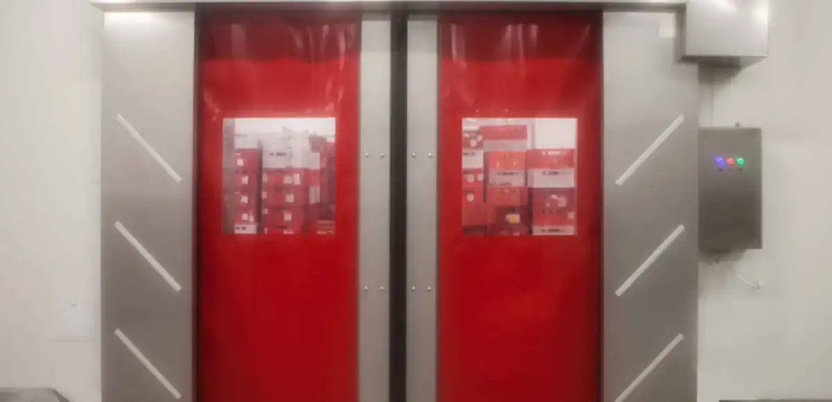 Puertas plegables cerradas en cámara de refrigeración para uso industrial.