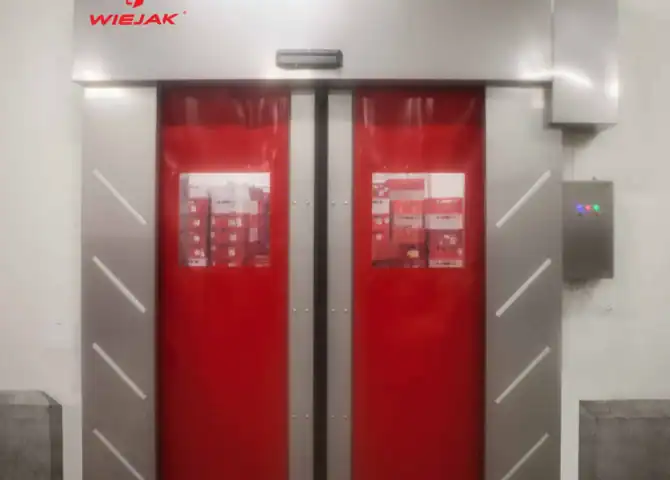 Puertas plegables cerradas en cámara de refrigeración para uso industrial.