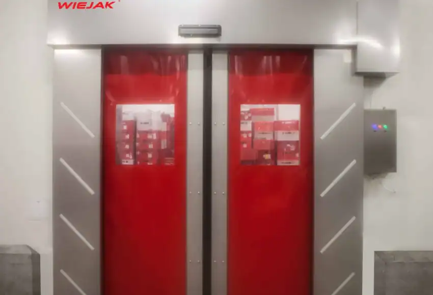 Puertas plegables cerradas en cámara de refrigeración para uso industrial.