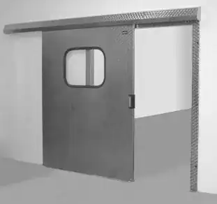 Modelo de puerta corredera de servicio con ventana para mayor visibilidad.