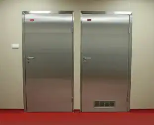 Puertas frigoríficas industriales de bisagra doble en acero inoxidable.