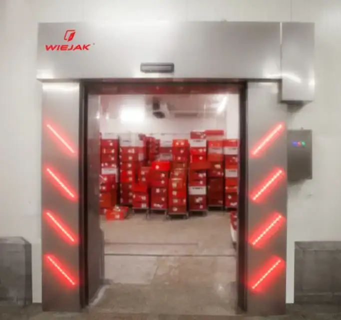 Puertas plegables abiertas en cámara de refrigeración industrial.