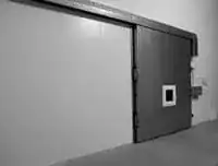 Ejemplo de puertas corredizas a prueba de gas cerradas en acero con acabado oscuro.