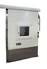 Puerta corrediza a prueba de gas en acero blanco con ventana para visión interior.
