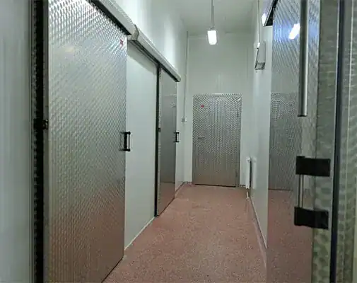 Imagen de un pasillo industrial con puertas industriales de tipo puertas correderas de servicio. 