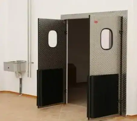 Soluciones eficientes en puertas industriales abatibles.