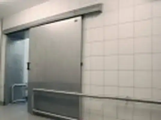 Imagen de unas puertas industriales correderas frigoríficas para mayor eficiencia.