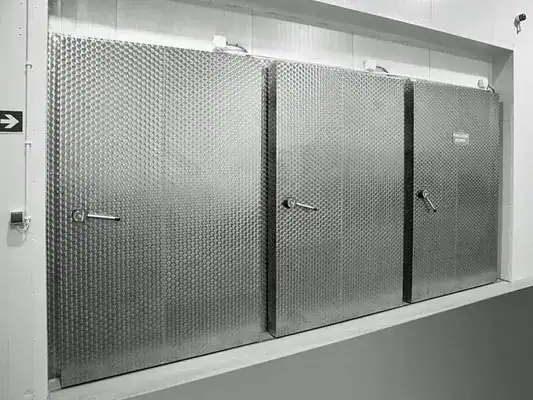 Puertas industriales: puertas especializadas para cámaras de congelación.