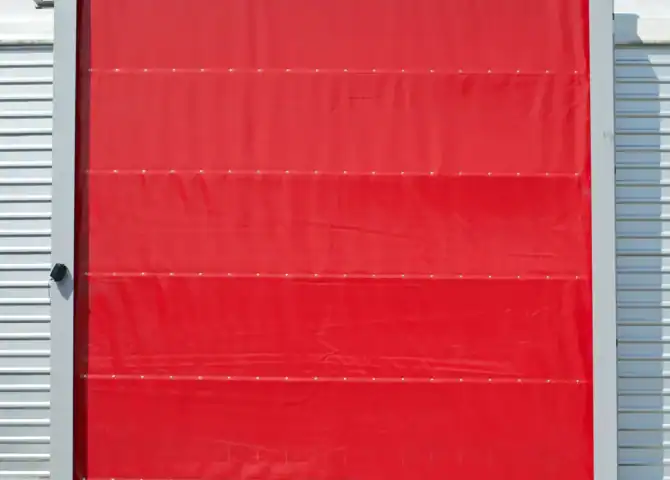 cortina de portón de hule rojo resistente para entradas industriales
