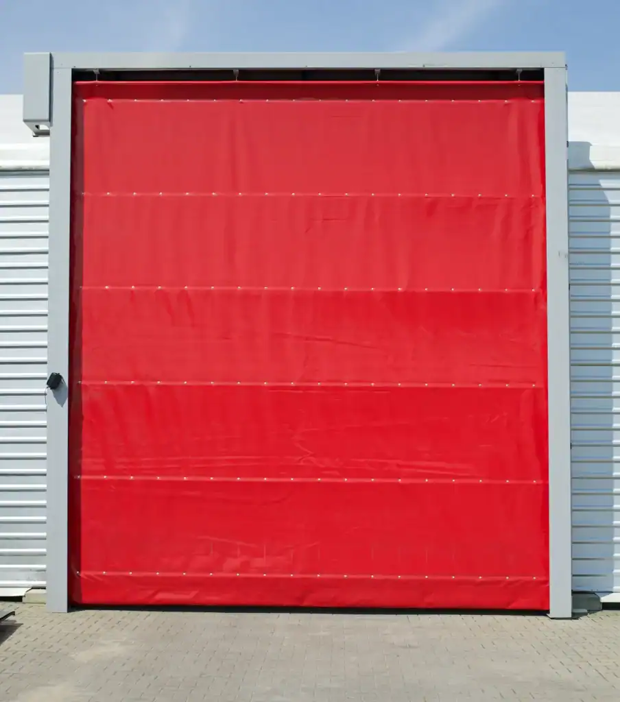 cortina de portón de hule rojo resistente para entradas industriales
