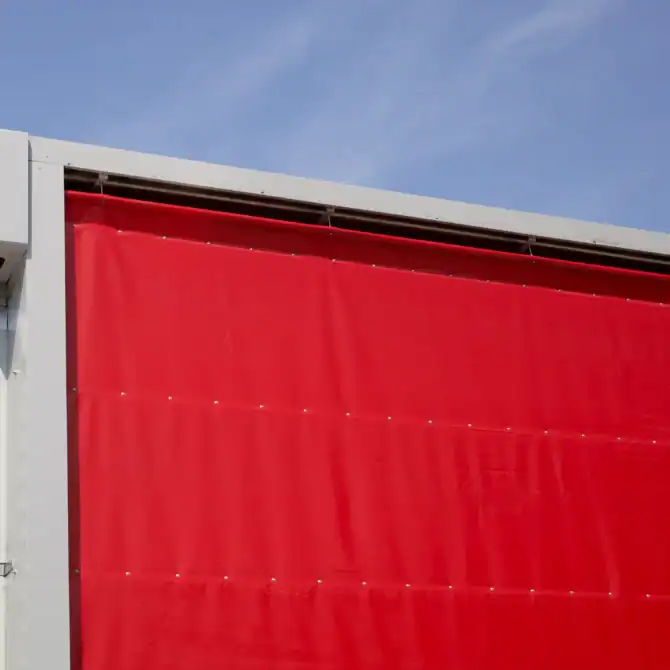 detalle del mecanismo y marco de una cortina de portón de hule rojo
